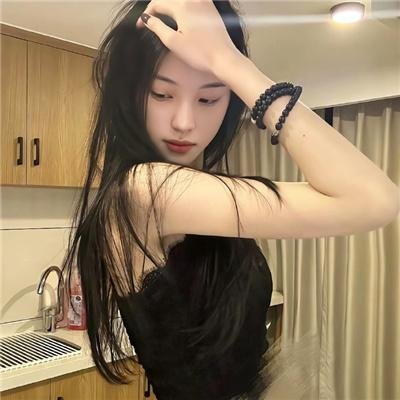 戴流苏耳环的少女